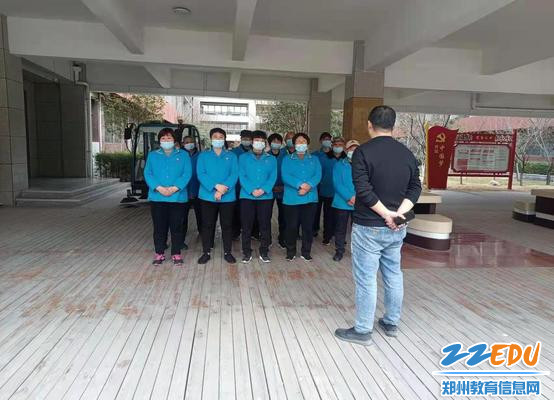 贾洪洲老师对保洁人员进行培训