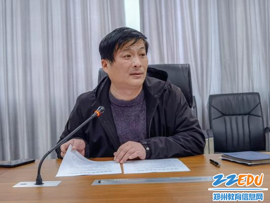 2副校长郑棣传达上级文件精神,进行校园安全工作部署。 2副校长郑棣传达上级文件精神,进行校园安全工作部署。