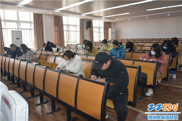 4郑州42中教师认真进行民主评议_副本