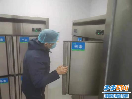 李天顺校长对熟食存放进行检查 李天顺校长对熟食存放进行检查