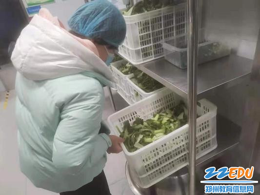 毛恒莉书记对当日菜品进行检查 毛恒莉书记对当日菜品进行检查