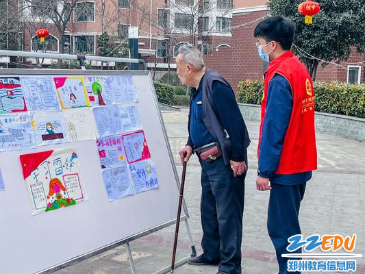 1居民驻足观看同学们制作的手抄报 1居民驻足观看同学们制作的手抄报