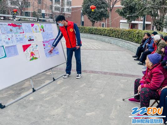 2刘振泽同学向社区居民讲解雷锋事迹 2刘振泽同学向社区居民讲解雷锋事迹