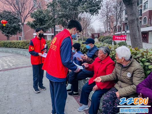 3学生听老一辈人讲雷锋故事 3学生听老一辈人讲雷锋故事