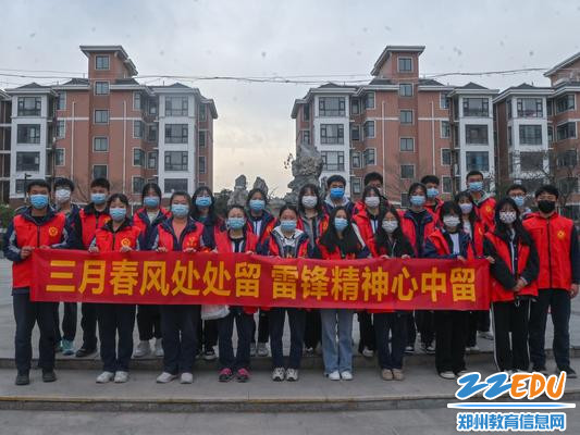 5团员同学们合影留念 5团员同学们合影留念