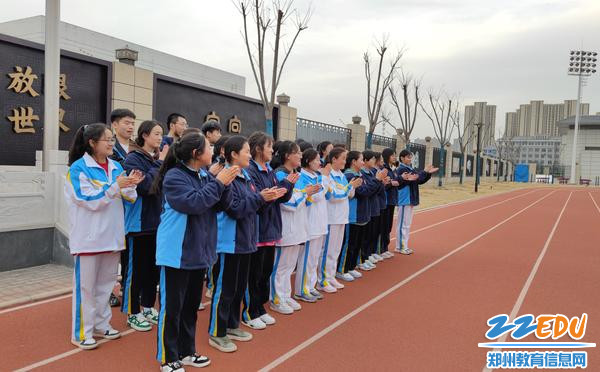 3.青年志愿者社作为学生代表参加授旗仪式 3.青年志愿者社作为学生代表参加授旗仪式