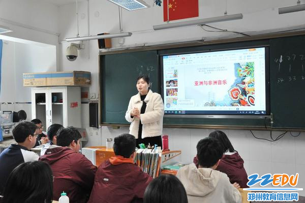许文娟老师正在讲授音乐素养课