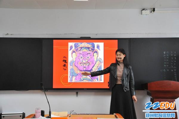 杨筠茹老师正在讲授美术课