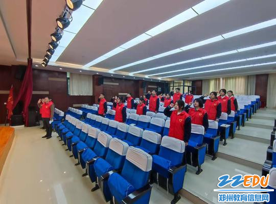 全体志愿者代表进行了庄严宣誓 全体志愿者代表进行了庄严宣誓