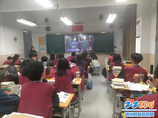 学生观看感动中国2021年度人物颁奖盛典 学生观看感动中国2021年度人物颁奖盛典