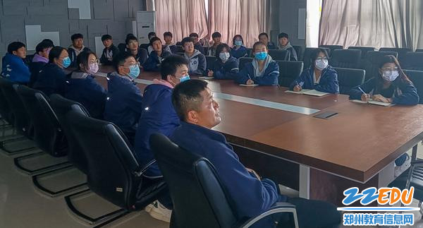 教务处主任高保军和各班学生干部一起参加培训 教务处主任高保军和各班学生干部一起参加培训