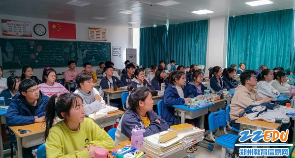 同学们在认真聆听心理健康教育专题讲座1 同学们在认真聆听心理健康教育专题讲座1