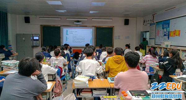 同学们在认真聆听心理健康教育专题讲座2 同学们在认真聆听心理健康教育专题讲座2