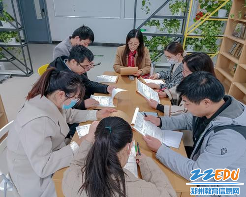 高二年级在年级书吧召开安全工作日常会议 高二年级在年级书吧召开安全工作日常会议