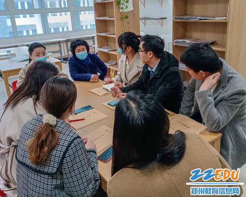 校长韦艳春在传达上级会议及文件精神 校长韦艳春在传达上级会议及文件精神