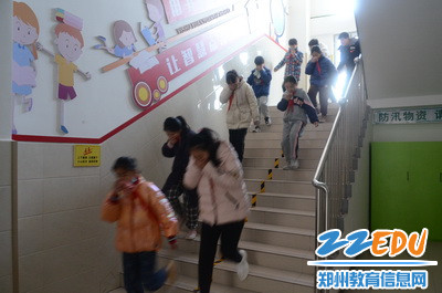 2022.3.2江山路第一小学组织消防安全进校园活动14_调整大小 2022.3.2江山路第一小学组织消防安全进校园活动14_调整大小