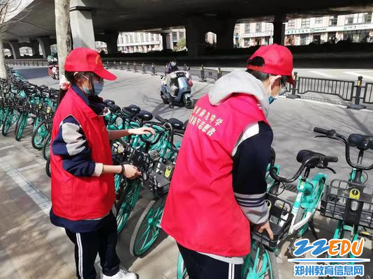 摆放乱摆乱放的共享单车 摆放乱摆乱放的共享单车