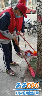小志愿者化身社区“美容师”清理垃圾 小志愿者化身社区“美容师”清理垃圾