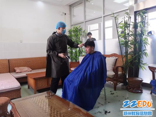 郑州市第二高级中学崔立民主任为高三学子理发_副本 郑州市第二高级中学崔立民主任为高三学子理发_副本