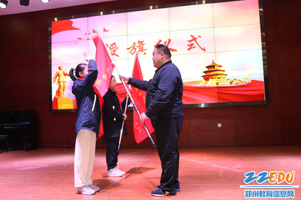2.副校长王磊为志愿服务队授旗 2.副校长王磊为志愿服务队授旗