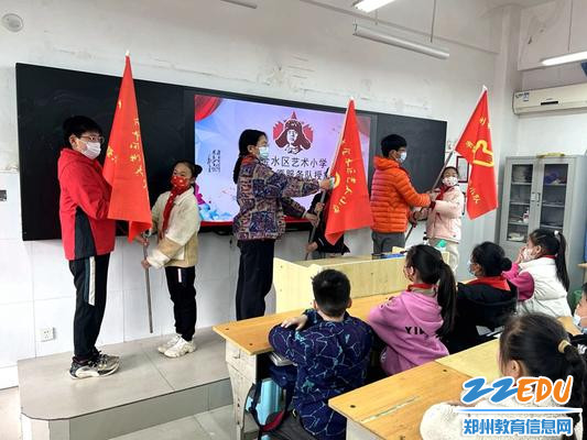 4.学校各班举行学雷锋志愿服务小队授旗仪式 4.学校各班举行学雷锋志愿服务小队授旗仪式