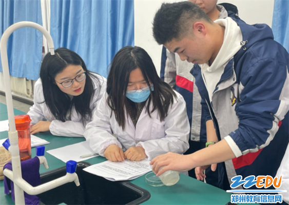 “滴水成冰”现场展示 “滴水成冰”现场展示