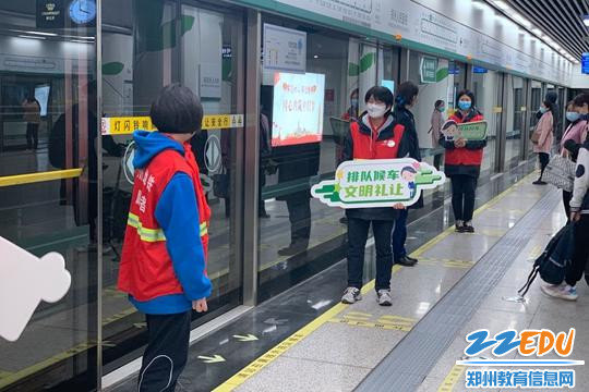 引导市民文明排队乘车 引导市民文明排队乘车