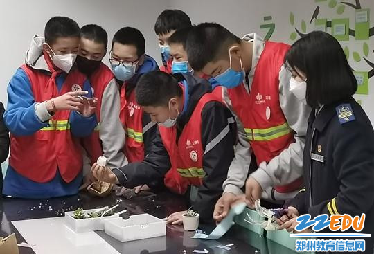 来到车站的“红领巾”解忧铺共同DIY 来到车站的“红领巾”解忧铺共同DIY