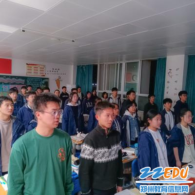 1.同学们在奏唱《中华人民共和国国歌》 1.同学们在奏唱《中华人民共和国国歌》