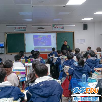 3.朱开锋老师在向同学们解读冬残奥会开幕式的精彩片段 3.朱开锋老师在向同学们解读冬残奥会开幕式的精彩片段