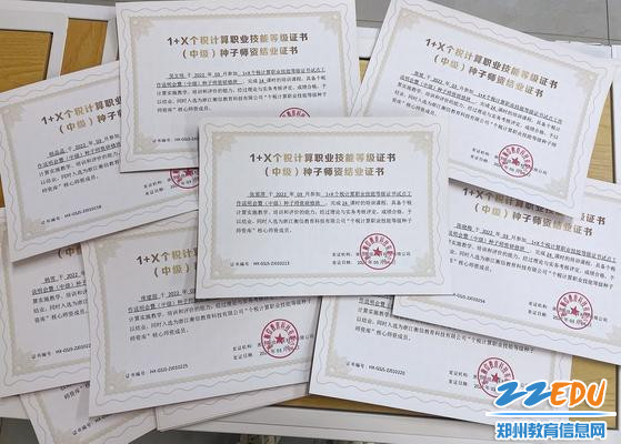 老师们顺利通过考试并结业 老师们顺利通过考试并结业