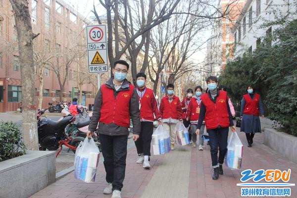 拎着礼物看望老教师 拎着礼物看望老教师