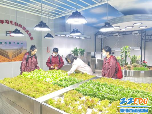 校长段亚萍带领学生参观实验室 校长段亚萍带领学生参观实验室