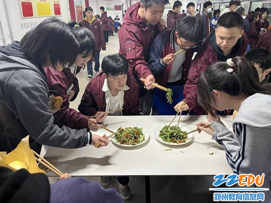 学生们品尝种植的苦菊 学生们品尝种植的苦菊