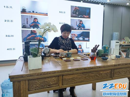 国家中级茶艺师张晓利老师为女教职工们演示冲泡茶技巧