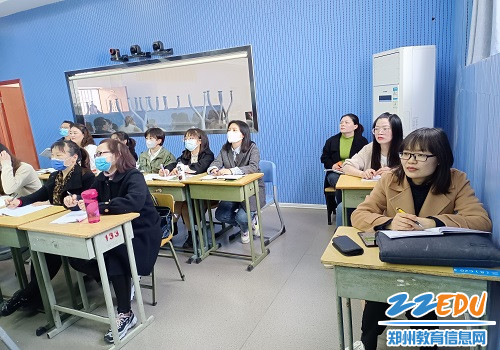 校长李应斌和老师们共同听课 校长李应斌和老师们共同听课