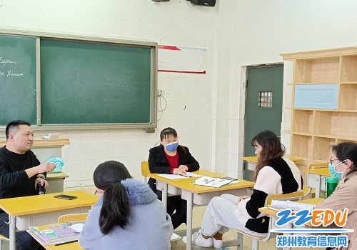 初中英语组教研组长杨华和老师们共同评课 初中英语组教研组长杨华和老师们共同评课