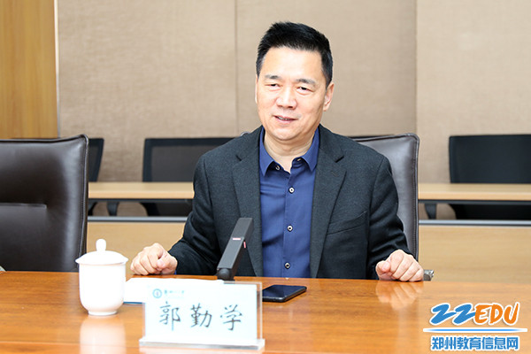 2校长郭勤学代表学校对检查组的到来表示热烈的欢迎 2校长郭勤学代表学校对检查组的到来表示热烈的欢迎