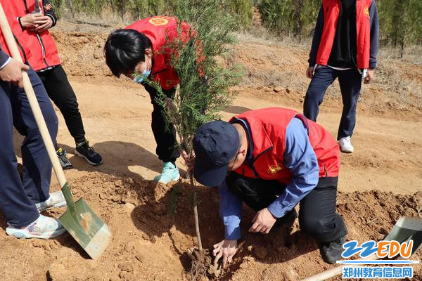 3.副校长王宏亮和同学们一起植树