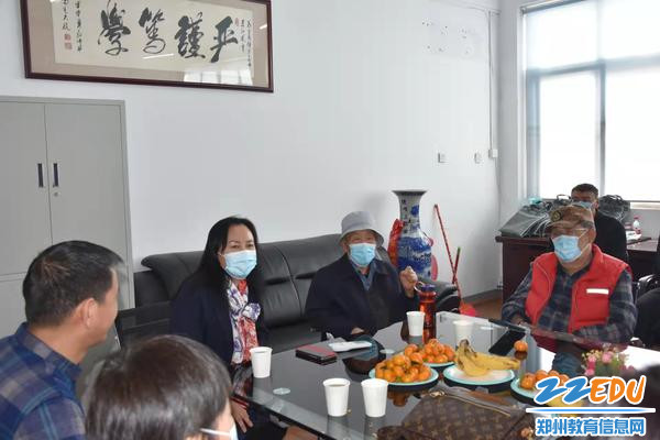 4老校长梁荣斌充分肯定学校工作