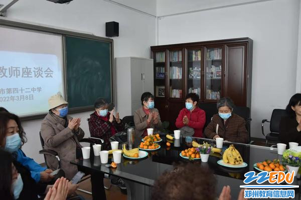 5老干部们其乐融融