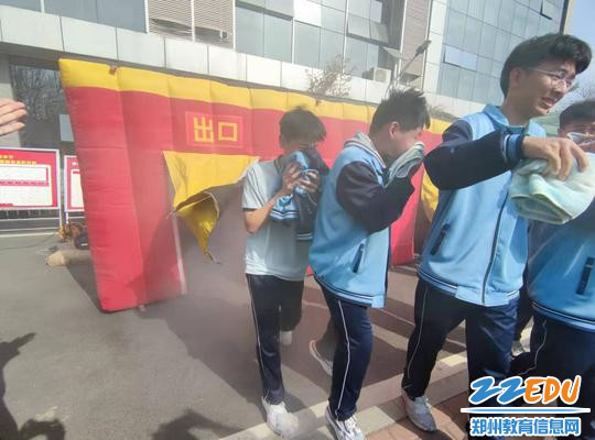 模拟夜晚火灾室内逃生 模拟夜晚火灾室内逃生