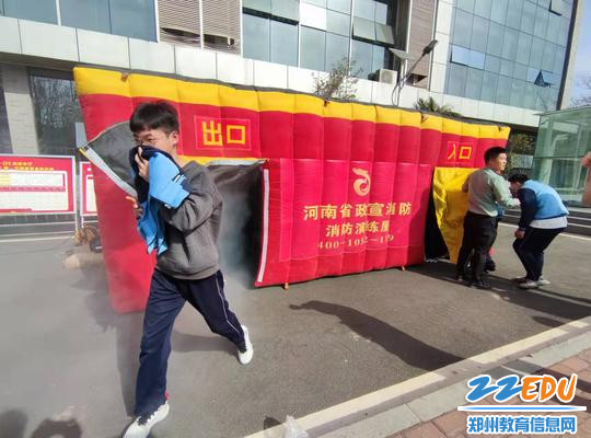 体验现实版“火场逃生” 体验现实版“火场逃生”