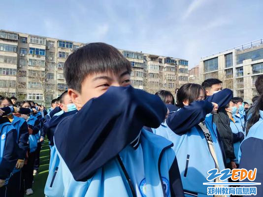 学生练习逃生姿势 学生练习逃生姿势