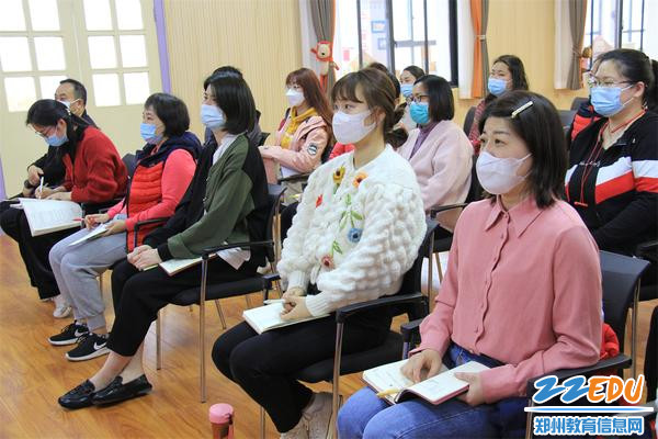 2教职工认真观看并记录 2教职工认真观看并记录