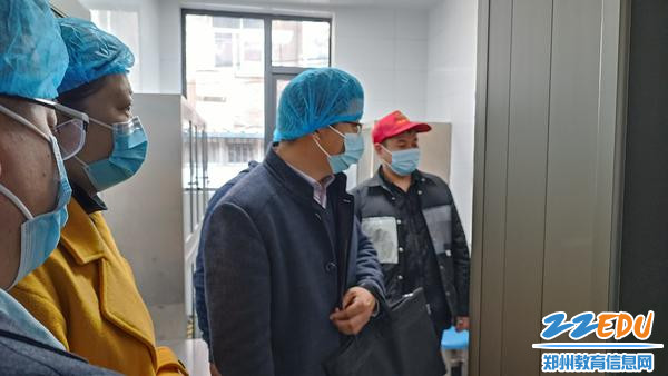 检查组查看食堂食品留样情况 检查组查看食堂食品留样情况