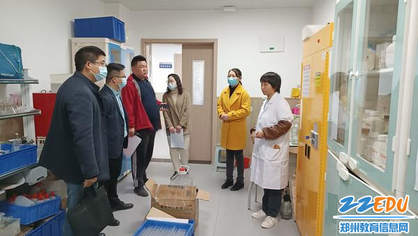 检查组查验危化品保存情况 检查组查验危化品保存情况