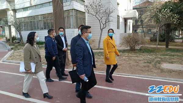 检查组实地查看校园环境 检查组实地查看校园环境