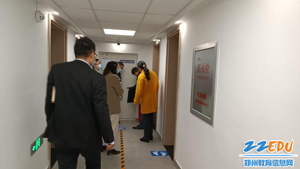 检查组查看宿舍消防设施 检查组查看宿舍消防设施