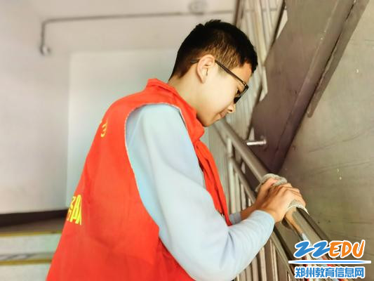 擦拭栏杆,我们是用心的 擦拭栏杆,我们是用心的